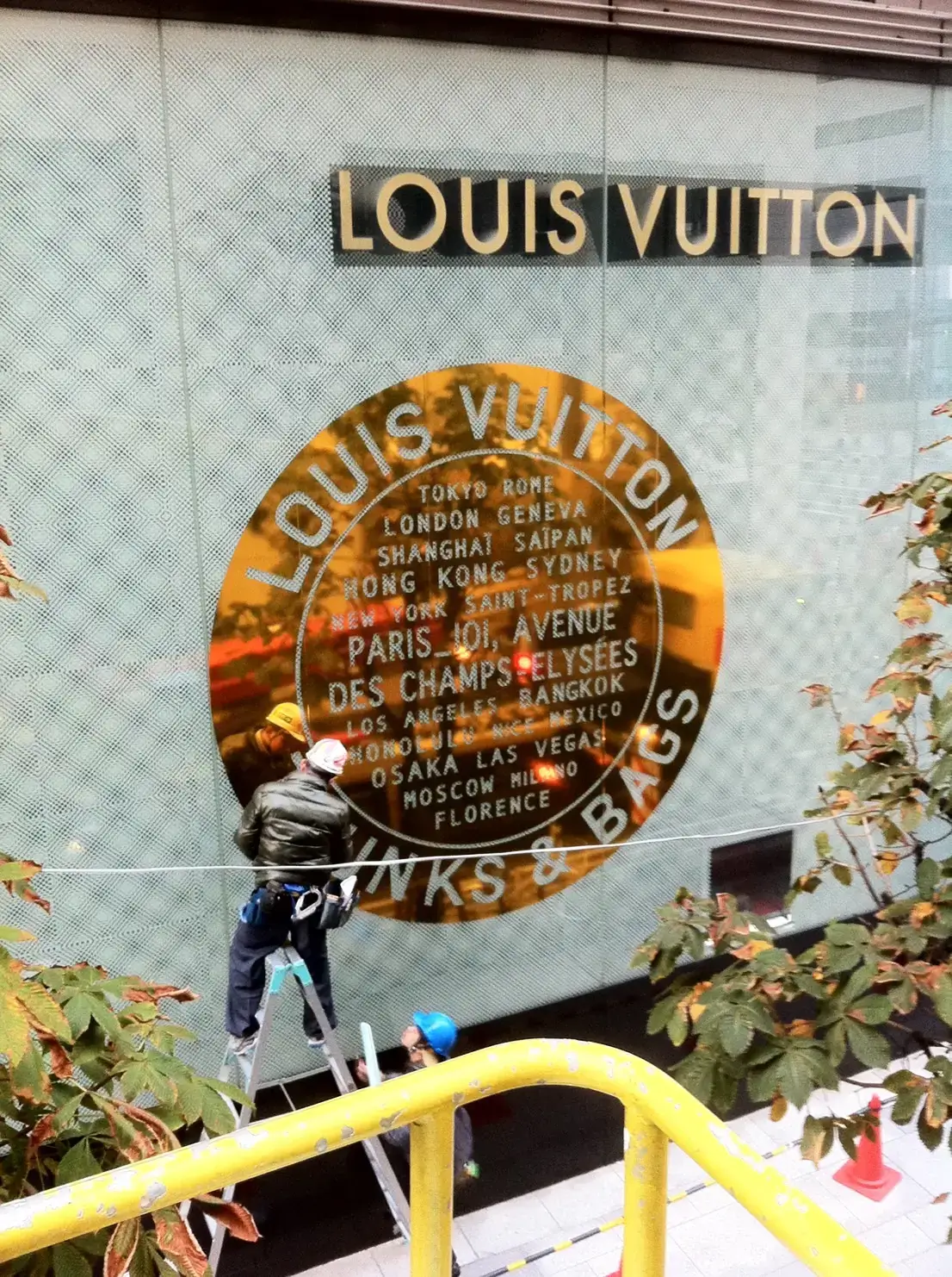 LOUIS VUITTONのテナントサイン工事